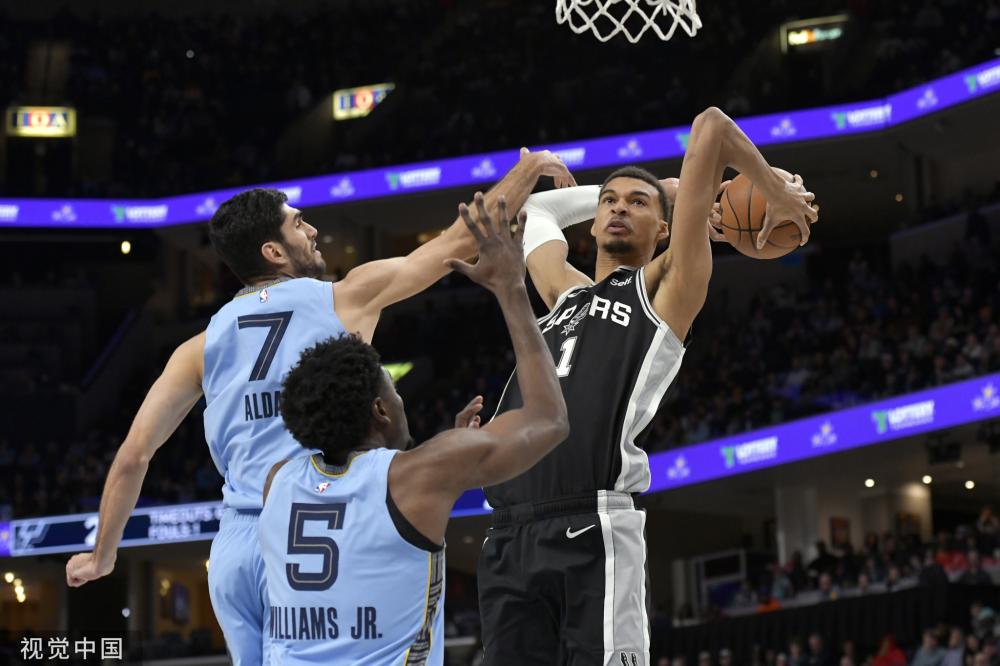 她展现了精 她展现了精